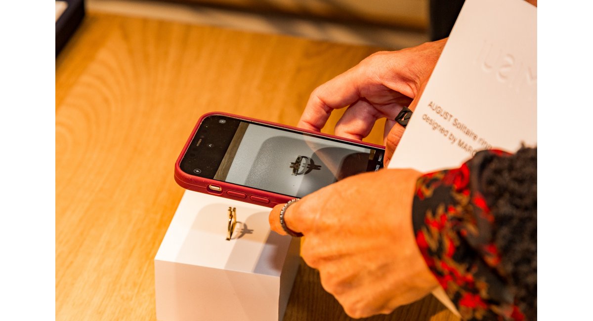 Marc Monzó presenta el solitario "IO" en primicia